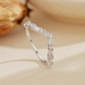 Anello a V in argento 925 con zirconi a baguette e tondi per un look sofisticato - US 6 / Oro Bianco