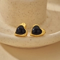 S925 zilveren hartoorbellen met zwarte onyx op beige keramisch dienblad getoond - 925 zilver / Goud