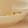Eleganter S925 Silberring in Gold mit rotem Herz-Zirkonstein auf schmaler Ringschiene - US Größe 8 (HK 17) / Rubin-Stil
