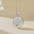 Collana in argento S925 a tema oceano con medaglia a rilievo di conchiglie e perla - Argento 925 / Oro Bianco