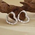 Orecchini a cuore in argento 925 con texture lavica e design estetico minimalista - Argento 925 / Oro Bianco