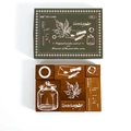 Set di 7 timbri vintage in legno con motivi botanici e buste in una confezione verde - Diario Fatto a Mano