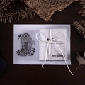 Set de sellos de madera ventana barroca vintage en caja blanca con lazo decorativo - Ventana de Hortensia