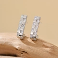 Elegante J-vormige oorbellen van 925 sterling zilver met zirkonia dambordmotief - 925 zilver / Platina (Met Zilveren Oordopjes)