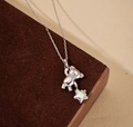 Detalle de collar de plata S925 con osito 3D y colgante de estrella de opalo brillante - Oro Blanco