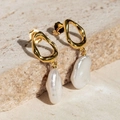 Pendientes de perlas barrocas doradas con aros irregulares sobre base de piedra - Plata 925 / Oro de 18 quilates (con tapón de plata)