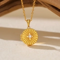 Collana con medaglione dorato inciso a raggiera e perla centrale su sfondo testurizzato - Argento 925 / Oro 18K