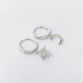 Orecchini a cerchio asimmetrici in argento S925 con pendenti a stella e luna in zircone - Argento 925 / Oro Bianco