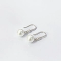 Orecchini pendenti vintage in argento S925 con perle e zirconi su sfondo bianco - Argento 925 / 8mm