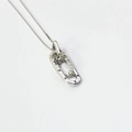 Dettaglio del ciondolo in argento S925 con zirconi incastonati e incisione EVER - Argento 925 / Oro Bianco