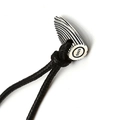 Dettaglio del ciondolo a proiettile in argento S925 con texture e cordino nero - Ciondolo con Cordino Nero Set / Argento 925