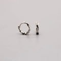 Pendientes huggie de plata de ley S925 con diseño de textura retorcida irregular - Plata 925 / Oro Blanco
