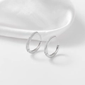 Dettaglio di orecchini a cerchio in argento sterling S925 con una fila di zirconi brillanti - Diametro Interno 12mm Argento 925 / Oro Bianco