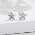 Vue macro détaillée de boucles d'oreilles étoile en argent 925 avec six pierres zircon - Argent 925 / Or Blanc
