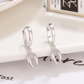 Orecchini a cerchio in argento S925 con ciondoli a conchiglia su piatto di ceramica - Argento 925 / Platino