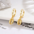 Eleganti orecchini a cerchio dorati con ciondolo a conchiglia su base di marmo bianco - Argento 925 / Oro
