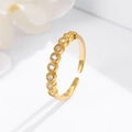 Eleganter verstellbarer S925 Silberring in Gold mit sieben Zirkonia Steinen auf weißem Grund - Einstellbar Offen / Gold