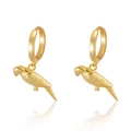 Elegante goudvergulde papegaai hangoorbellen met gedetailleerde veren op witte basis - 925 zilver / Goud