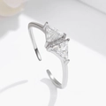 Verstellbarer S925 Silberring mit zwei dreieckigen Zirkonia und kleinen Diamanten besetzt - Einstellbar Offen / Platin