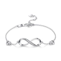 Detailopname van 925 sterling zilveren infinity armband met kleine diamanten en harthangers - Witgoud