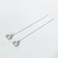 Dettaglio di orecchini lunghi in argento S925 con zirconi cubici bianchi e nappe - Argento 925 / Oro Bianco