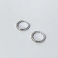 Dettaglio di orecchini a cerchio minimalisti in argento sterling S925 lucido a specchio - Argento 925 / Oro Bianco