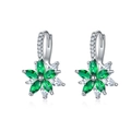 Détail de boucles d'oreilles fleurs en argent avec pierres marquises vertes et zircons - Couleur Platine & Strass Vert