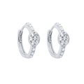 Dettaglio di orecchini a cerchio in argento 925 con pavé di zirconi scintillanti - Argento 925 / Oro Bianco