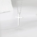 Primer plano de un colgante de cruz de plata de ley S925 pulida con cadena de eslabones - Plata 925 / Plateado