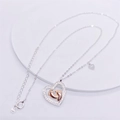 S925 Silber Herzanhänger Halskette mit Roségold Baby Fußabdrücken und Zirkonia Steinen - Herz-Fußabdruck-Stil (XL080) / 925er Silber