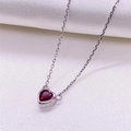 Elegante Halskette aus S925 Sterlingsilber mit herzförmigem Rubinanhänger auf Seide - 925er Silber / Platin