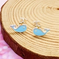 Pendientes de ballena azul en plata S925 con esmalte sobre fondo de madera natural - Forma de Ballena (Plata-Plata 925)