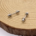 Polierte S925 Sterling Silber Bullet Schraubohrringe auf natürlichem Holzsockel - 925er Silber / Weißgold