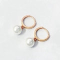 Primer plano detallado del sello S925 en pendientes de perlas de oro rosa - Cuenta de 10mm / Rosa oro