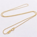 Detailaufnahme des S925 Sterlingsilber-Stempels und Karabinerverschlusses der goldenen Kugelkette - 1.0mm 45cm / Gold