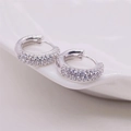 Makroaufnahme von S925 Sterling Silber Creolen mit drei Reihen funkelnder Zirkoniasteine - Vollständiges S925 Sterling Silber / Weißgold