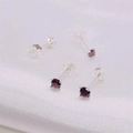 Pendientes clásicos de plata esterlina S925 con granate rojo sobre tela de seda blanca - Plata 925 / Rojo