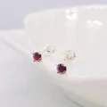 Minimalistische S925 sterling zilveren oorknopjes met ronde rode zirkoon en vier-klauw zetting - 3mm Steen (925 Zilver) / Zilver (Rode Steen)