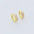 Dettaglio di orecchini huggie in argento S925 dorato con zirconi rosa - Oro Zirconia Rosa