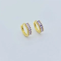 Dettaglio degli orecchini a cerchio in argento S925 dorato con zirconi viola taglio baguette - Oro giallo con zircone viola