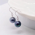 Elegant S925 silver hook earrings featuring round dark iridescent peacock shell pearls - 10mm / Platinum
