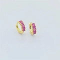 Dettaglio dell'orecchino a cerchio in argento S925 placcato oro con zirconi rosa - Oro / Zircone Rosso Rosa