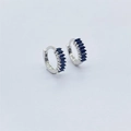 Dettaglio macro di orecchini a cerchio in argento 925 con pietre baguette blu incassate - Platino Zircone Nero