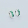 Dettaglio degli orecchini a cerchio in argento S925 con pietre preziose verde smeraldo - Platino Zircone Verde