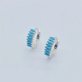 Dettaglio degli orecchini in argento S925 con pietre preziose di turchese blu scuro - Argento Zircone Turchese