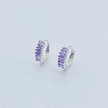 Dettaglio ravvicinato del marchio S925 e zircone viola intarsiato sui cerchi da donna - Oro Bianco Zircone Viola