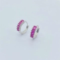 Vista macro degli orecchini huggie in argento S925 con zircone rosa rettangolare - Placcato Platino Zirconia Rosso Rosa
