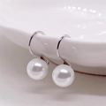 Makroaufnahme von eleganten weißen Perlenohrringen an einem weißen Keramikteller - 925er Silber / Platinfarben 8mm Künstliche Perle