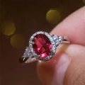 Elegante anello in argento sterling S925 con un grande rubino ovale e accenti di zircone - US 6 / Platino