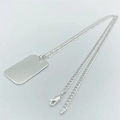 Dettaglio macro del ciondolo a piastrina in argento S925 lucido e catena grumetta - Argento Sterling S925 Completo / Argento